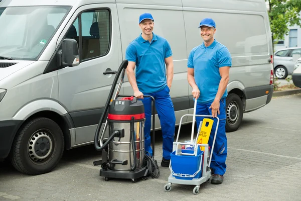 Due detergenti in piedi con attrezzature per la pulizia — Foto Stock