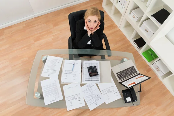 Zakenvrouw met financiële rekeningen — Stockfoto