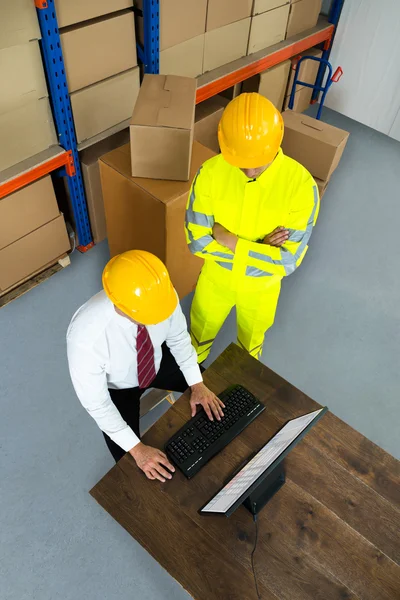 Magazzino lavoratore e manager utilizzando il computer — Foto Stock