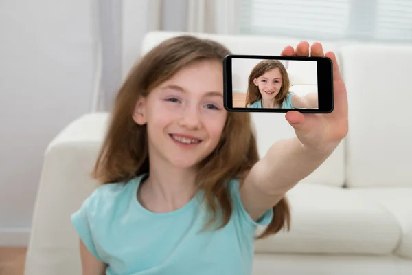 Chica tomando selfie con teléfono móvil —  Fotos de Stock