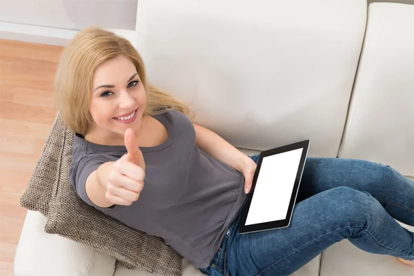 Mujer con tableta digital mostrando el signo de pulgar hacia arriba —  Fotos de Stock