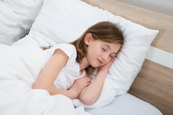 Menina dormindo na cama — Fotografia de Stock