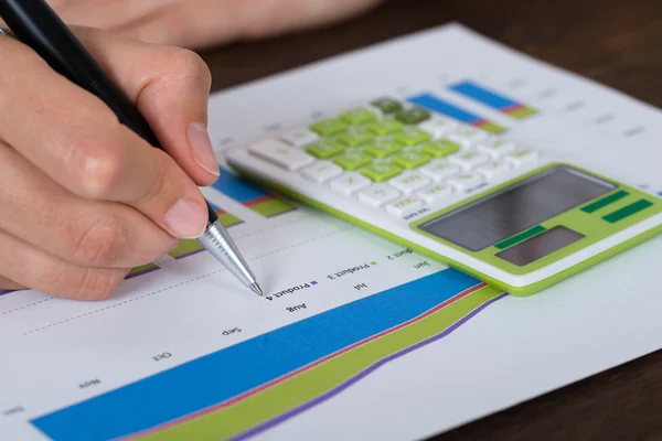 Affärskvinna analysera diagram med kalkylatorn — Stockfoto