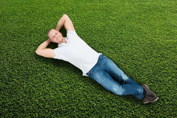 Hombre acostado en la hierba —  Fotos de Stock