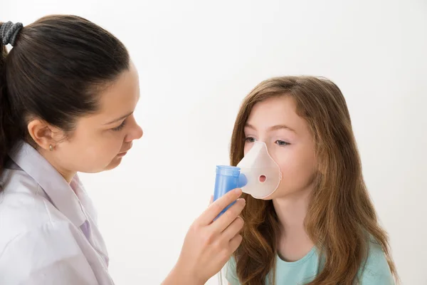 Doctor Using Inhaler Mask On Girl — Stock Photo, Image