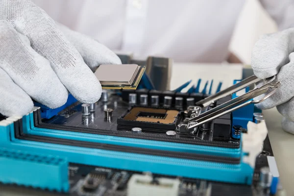 Person installiert Zentralprozessor im Motherboard — Stockfoto