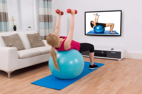 Woman Exercising With Fitness Ball And Dumbbell — Stock Photo, Image