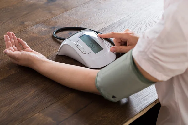 혈압을 측정 하는 사업가의 클로즈업 — 스톡 사진