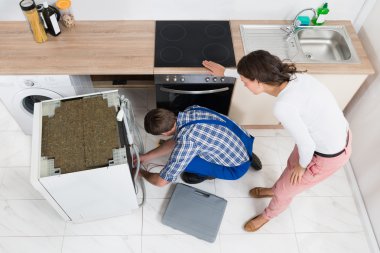 Bulaşık makinesi tamiri tamircisi arayan kadın
