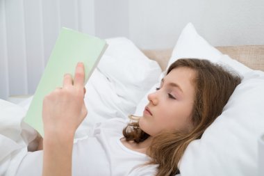 Kız Yatak odasında kitap okumak