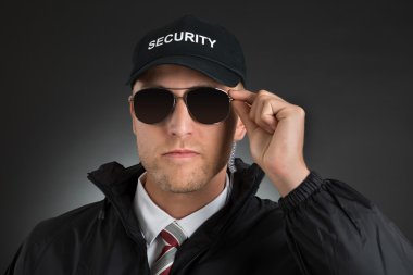 Güvenlik görevlisi güneş gözlük