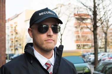 Genç güvenlik görevlisi portresi