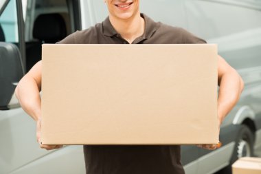 Kutu taşıyan kurye.