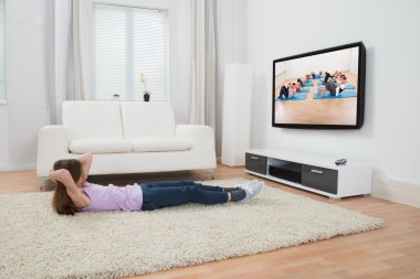 Kız televizyon önünde egzersiz