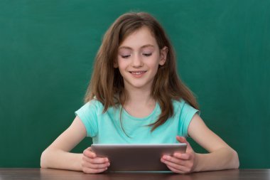 Dijital Tablet masa başında oturan kızla