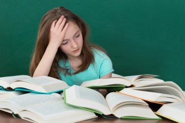 Sınıfta Açık kitap ile kız öğrenci