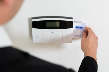 İşadamı el Keycard ekleme