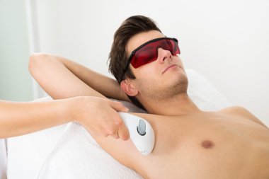 Veren kişi el lazer epilasyon tedavisi için adam