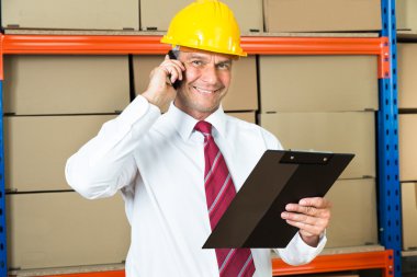 Cep telefonu kullanan iş adamı