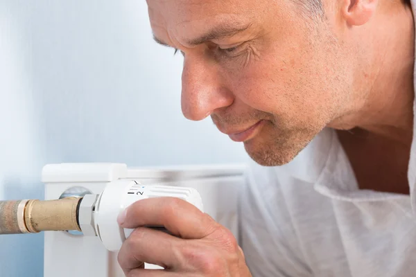 Homme réglage de la température du thermostat du radiateur — Photo