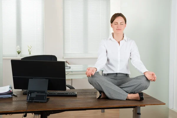 Empresaria haciendo yoga en la oficina —  Fotos de Stock