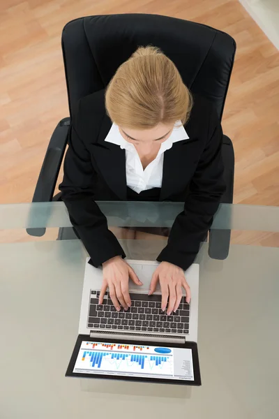 Бізнес-леді, що працює з ноутбуком — стокове фото