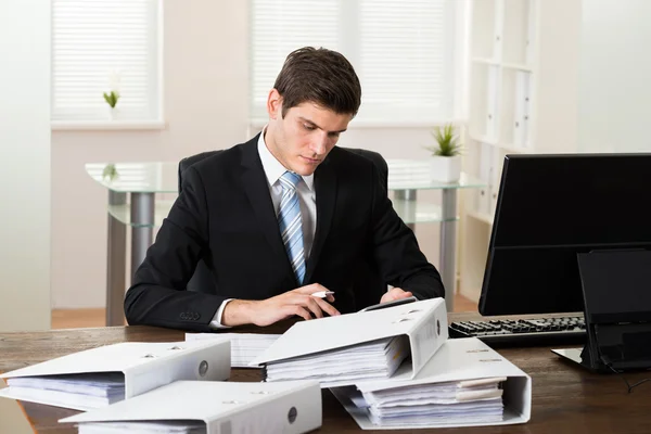 Empresario haciendo contabilidad —  Fotos de Stock