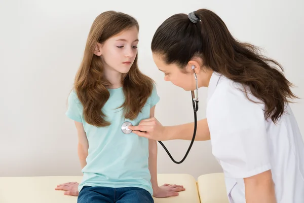 Médico examinando chica en el hospital — Foto de Stock