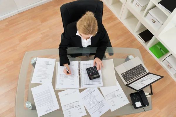 Affärskvinna beräkning av fakturor — Stockfoto