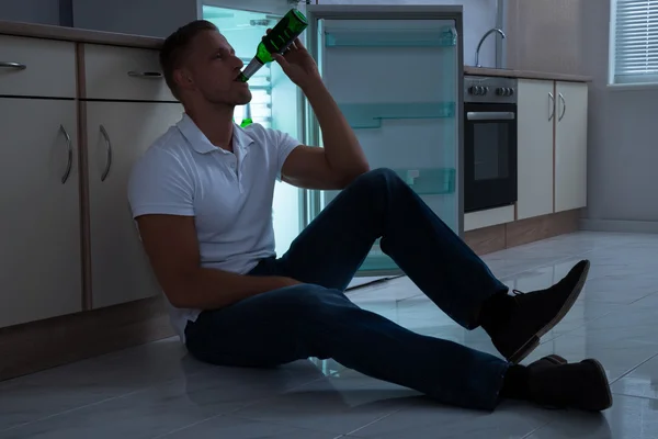 Homme Boire de la bière dans la cuisine — Photo