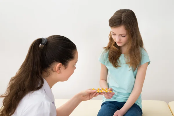 Läkare att ge läkemedel till patienten — Stockfoto