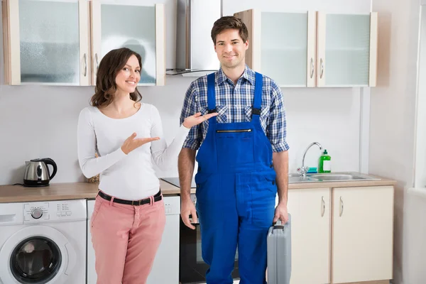 Woman Presenting Repairman — Stock Photo, Image