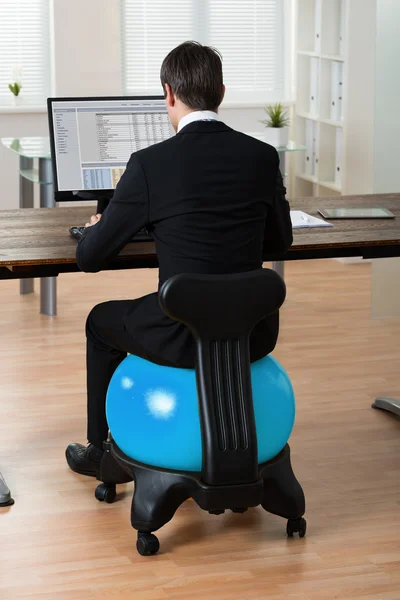 Affärsman som sitter på Pilates boll — Stockfoto
