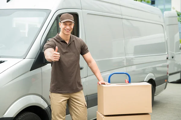 Entrega Mostrando el hombre pulgares hacia arriba — Foto de Stock