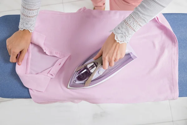 Paño de planchado de mano femenina — Foto de Stock