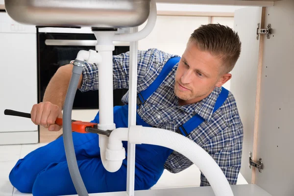 Plumber Fixing White Sink Pipe — Stock Photo, Image
