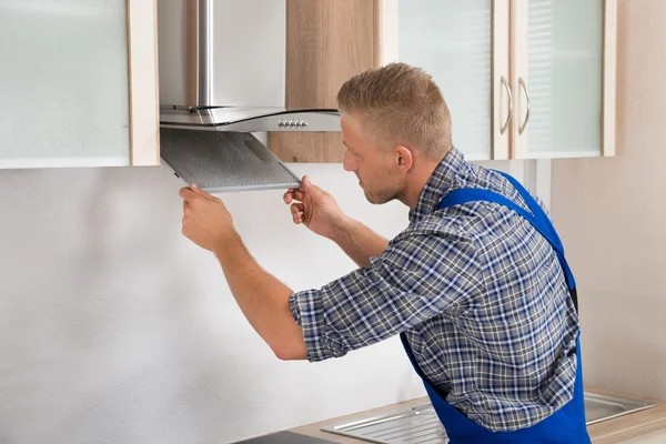 Repairman Repairing Kitchen Extractor Filter — Stock Photo, Image