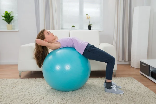 Flicka utövar på Pilates boll — Stockfoto