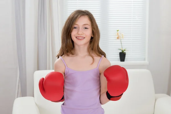 Menina usando luvas de boxe — Fotografia de Stock