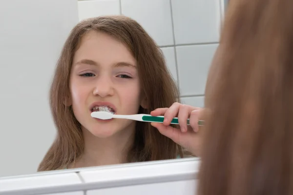 Menina escovação dentes — Fotografia de Stock