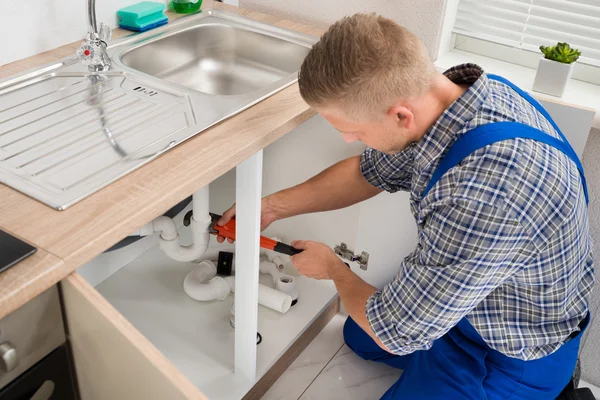 Rörmokare fastställande Sink Pipe — Stockfoto