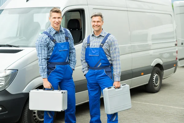 Trabalhadores masculinos com caixas de ferramentas — Fotografia de Stock