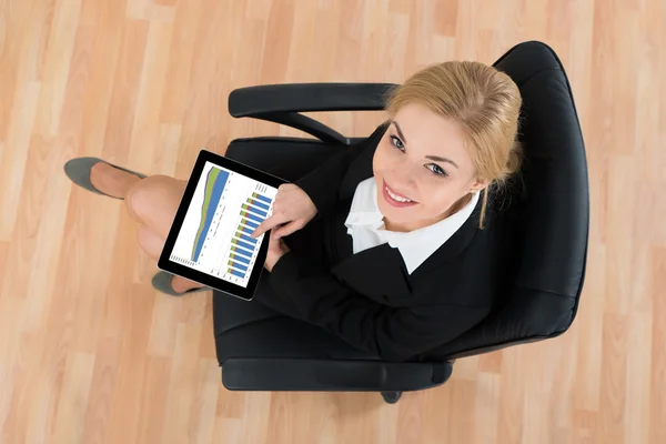 Empresária sentada na cadeira do escritório com tablet digital — Fotografia de Stock