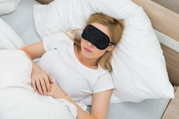 Mujer durmiendo con la máscara del sueño — Foto de Stock
