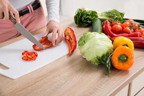 Mujer picando chile con cuchillo — Foto de Stock