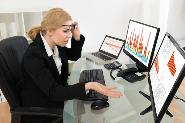 Mujer de negocios mirando el gráfico en la computadora —  Fotos de Stock