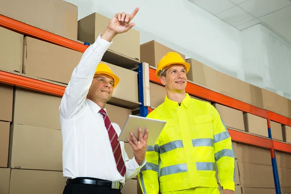 Trabajador y Gerente Comprobando el Inventario — Foto de Stock