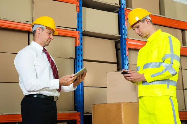 Empresário e trabalhador usando tablet digital e telefone móvel — Fotografia de Stock