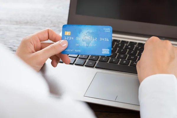 Zakenvrouw met Credit Card en Laptop — Stockfoto