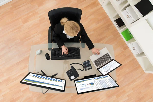 Businesswoman Analyzing Financial Statistics — Stock Photo, Image